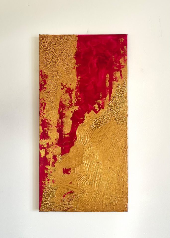 Pink Olymp Abstrakte Wanddekoration in Gold und Rot mit strukturiertem Muster.