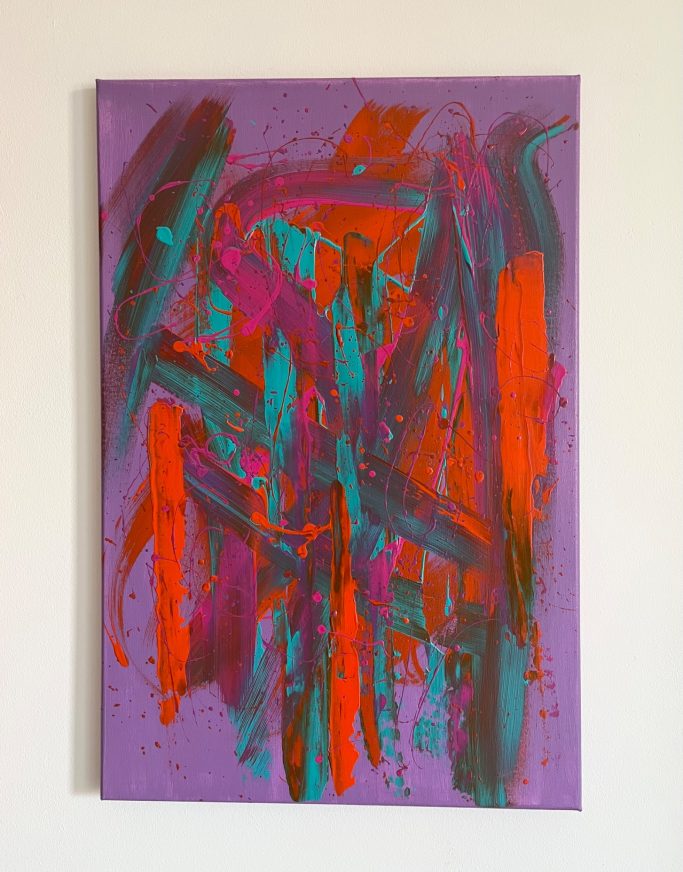 Past Abstrakte Malerei mit kräftigen Farben in Rot, Blau und Lila auf lila Hintergrund.