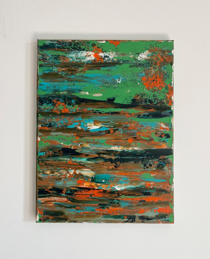 Harbor Abstrakte Malerei in Grüntönen mit orangefarbenen Akzenten und strukturierten Oberflächen.