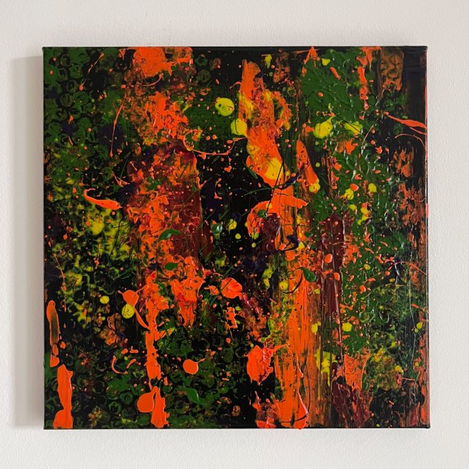 Gillyweed World Abstrakte Malerei in kräftigen Grün- und Orangetönen mit dynamischen Farbklecksen.